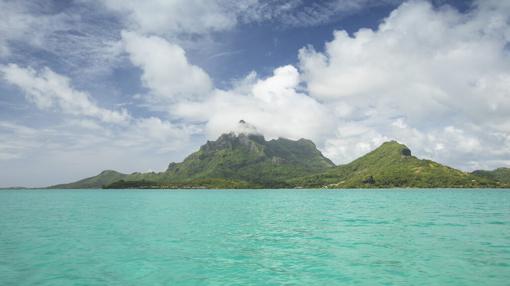 Travel tips for Bora Bora. What you need to know before your next vacation to French Polynesia. Shelley Coar Photography. https://wanderlustbound.com/secrets-of-bora-bora